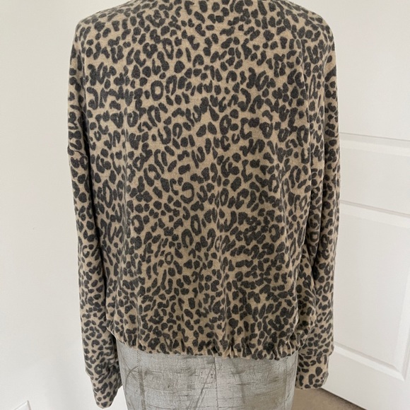 Leopard print long sleeve very soft drawstring hem - Picture 6 of 7